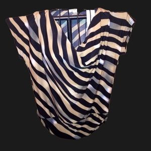 Black and Tan blouse Has interesting color patterns Vintage